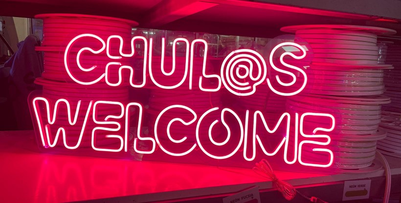 scritte neon con contorno luminoso