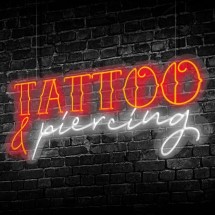 Studio di tatuaggi al neon