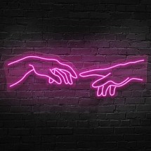 Mani al neon che si toccano