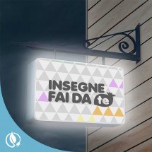Insegna luminosa con staffe