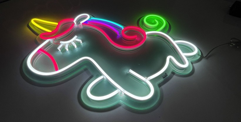 Neon unicornio habitación infantil